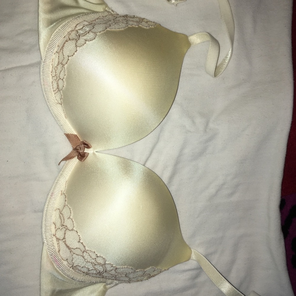 NWOT Cosmopolitan cream push up bra